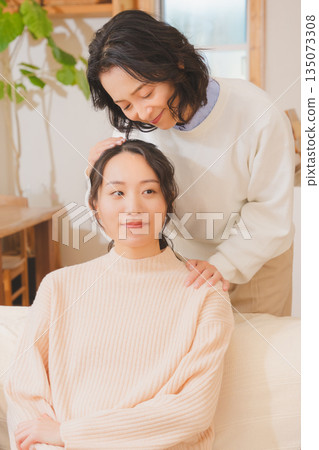 一位母親安慰對婚姻感到焦慮的女兒。 135073308