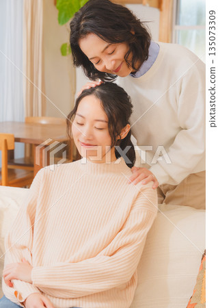 一位母親安慰對婚姻感到焦慮的女兒。 135073309