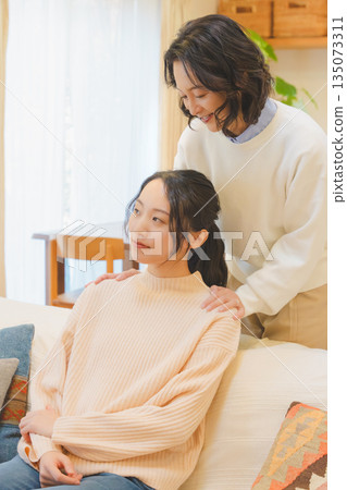 A mother comforts her daughter who is anxious about marriage 135073311