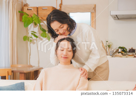 A mother comforts her daughter who is anxious about marriage 135073314