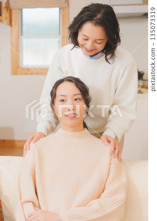 一位母親安慰對婚姻感到焦慮的女兒。 135073319