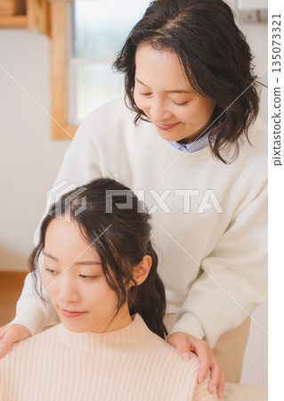 一位母親安慰對婚姻感到焦慮的女兒。 一位母親安慰對婚姻感到焦慮的女兒。 135073321