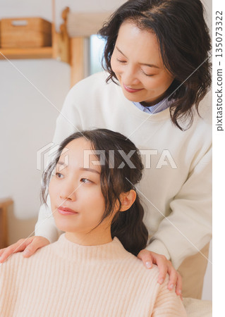 A mother comforts her daughter who is anxious about marriage 135073322