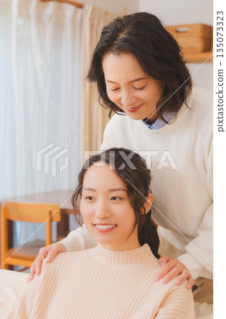 一位母親安慰對婚姻感到焦慮的女兒。 一位母親安慰對婚姻感到焦慮的女兒。 135073323