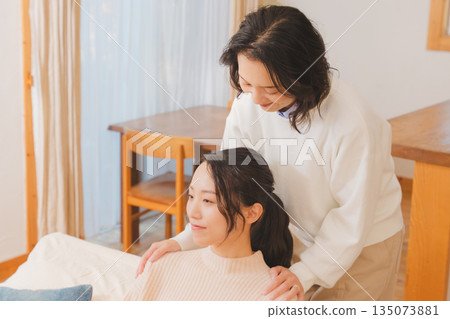 一位母親安慰對婚姻感到焦慮的女兒。 135073881