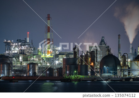 大竹市工廠和石化廠的夜景 大竹市工廠和石化廠的夜景 135074112