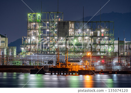 大竹市工廠和石化廠的夜景 大竹市工廠和石化廠的夜景 135074120