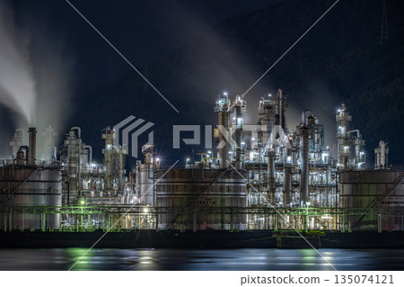 大竹市工廠和石化廠的夜景 大竹市工廠和石化廠的夜景 135074121