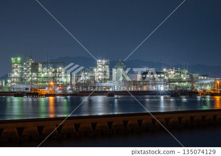 Night view of Otake City's factories and petrochemical plants Night view of Otake City's factories and petrochemical plants 135074129