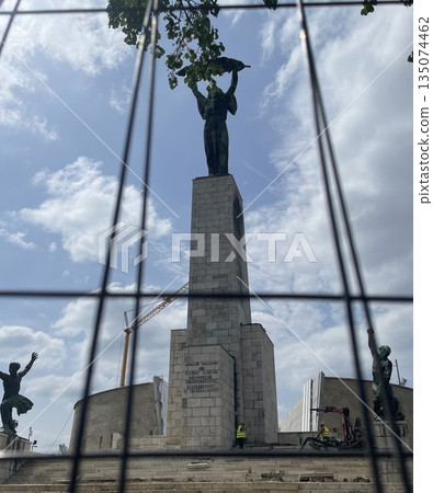 Statue Statue 135074462