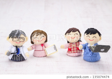 醫生、護士和情侶玩偶 135074474