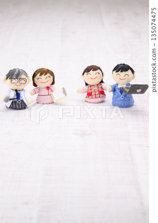 醫生、護士和情侶玩偶 135074475