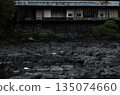一隻白鷺落在了前皇家宮殿(一處重要的文化遺產)後面的枯山水園林中。 一隻白鷺落在了前皇家宮殿(一處重要的文化遺產)後面的枯山水園林中。 135074660