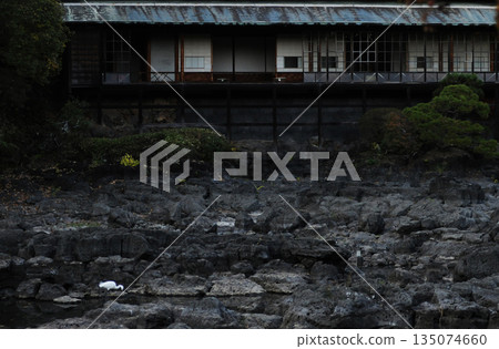 一隻白鷺落在了前皇家宮殿(一處重要的文化遺產)後面的枯山水園林中。 一隻白鷺落在了前皇家宮殿(一處重要的文化遺產)後面的枯山水園林中。 135074660
