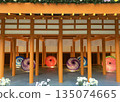 朱漆神社殿內陳列著色彩繽紛的日本雨傘。 朱漆神社殿內陳列著色彩繽紛的日本雨傘。 135074665