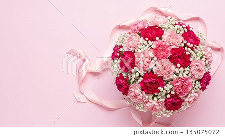 母親節圖片,粉紅色背景的紅色康乃馨和絲帶 母親節圖片,粉紅色背景的紅色康乃馨和絲帶 135075072