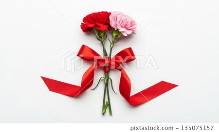 母親節圖片，粉紅色背景的紅色康乃馨和絲帶 135075157