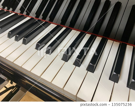 三角鋼琴的上部琴鍵，從上方俯瞰三角鋼琴。 135075236
