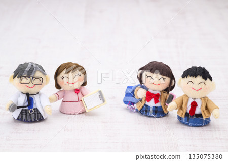 醫生、護士及高中生玩偶 135075380