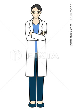 一位戴著眼鏡、身穿白大褂、雙臂交叉的男醫生 135075444