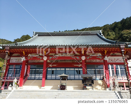 木山町本福寺色彩鮮豔的主殿 木山町本福寺色彩鮮豔的主殿 135076065
