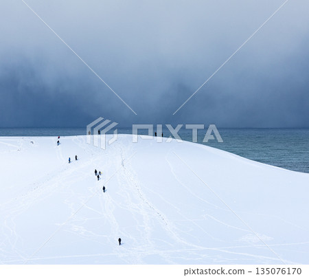 冬日鳥取沙丘的景色,天空陰沉,白雪皚皚。 冬日鳥取沙丘的景色,天空陰沉,白雪皚皚。 135076170