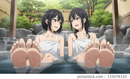 兩名女子在露天浴池中放鬆身心 135076183