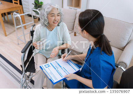 Elderly health checkups with a physician or psychiatrist who works with patients who are consulted about female or psychiatric diagnosis in a medical clinic or hospital mental health service. Elderly health checkups with a physician or psychiatrist who works with patients who are consulted about female or psychiatric diagnosis in a medical clinic or hospital mental health service. 135076907