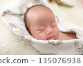 裹在襁褓裡的熟睡嬰兒 | 嬰兒、新生兒和育兒圖片 - 日本，廣告素材圖片 135076938