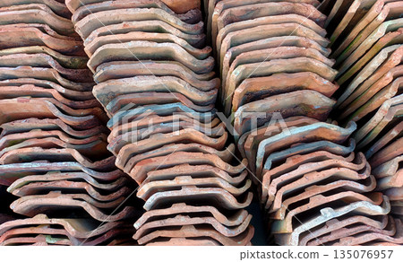 Symmetrical Stack of Traditional Clay Roof Tiles, Terracotta Architecture Texture Symmetrical Stack of Traditional Clay Roof Tiles, Terracotta Architecture Texture 135076957