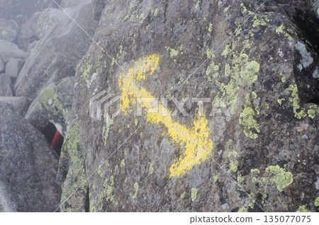 霧氣瀰漫的健行步道－岩石上繪著黃色路線標誌 135077075