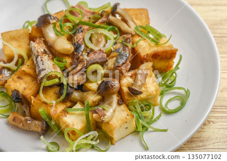 炒罐裝鯖魚和炸豆腐 135077102