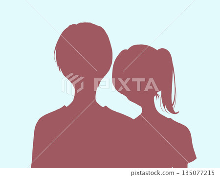 男人和女人互相擁抱的剪影 男人和女人互相擁抱的剪影 135077215
