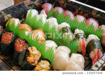  Hand-rolled sushi  135077344
