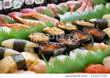  Hand-rolled sushi  135077345