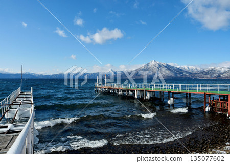 「一月的支笏湖”，海浪拍打著冰封的碼頭，背景是白雪皚皚的惠庭山。 135077602