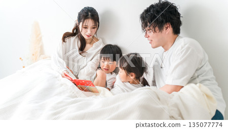父母在床上為孩子讀圖畫書(哄睡、小睡、朗讀) 父母在床上為孩子讀圖畫書(哄睡、小睡、朗讀) 135077774