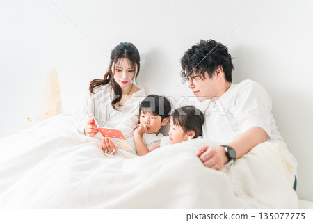 父母在床上為孩子讀圖畫書（哄睡、小睡、朗讀） 135077775