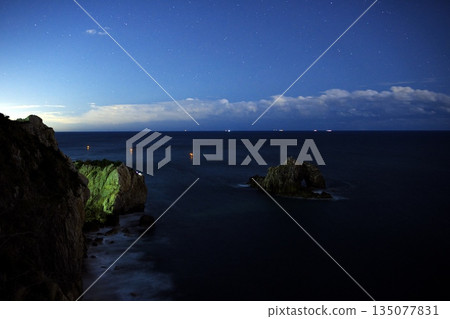 Cape Irago in autumn: View of Hinode Stone Gate (Oki Stone Gate) in moonlight from Hinode Park 135077831