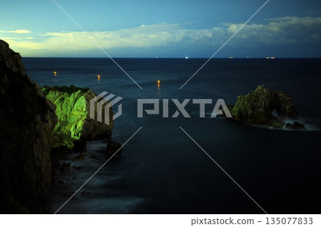 秋日伊良岬：從日之出公園眺望月光下的日之出石門（沖石門）。 135077833