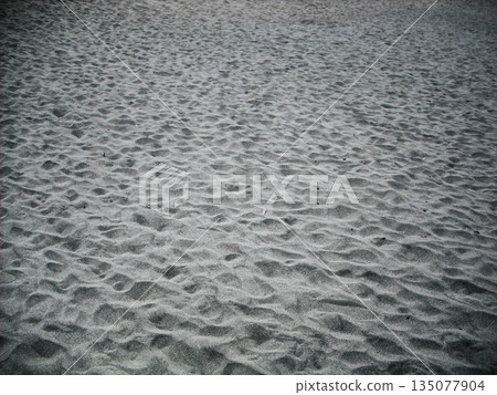 Silent Sand Patterns: Monochrome sand textures created by nature 135077904