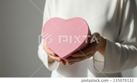 Cute Valentine's Day hand-drawn illustration with gifts lined up 135078132