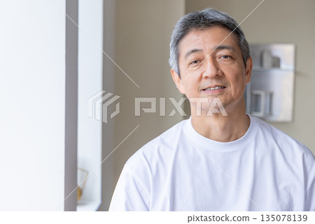 站立在windowside的老人 135078139