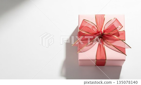 可愛的情人節手繪插圖，禮物整齊排列 135078140