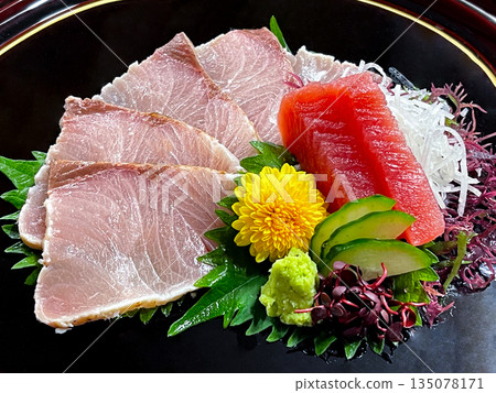 黃尾魚和鮪魚刺身拼盤 135078171