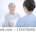 Image of a patient receiving an explanation from a nurse 135078266