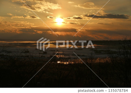 北海道的金色日出和熱氣球 135078784