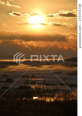 北海道的金色日出和熱氣球 135078786