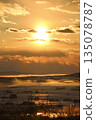 北海道的金色日出和熱氣球 135078787