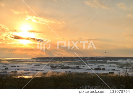 北海道的金色日出和熱氣球 北海道的金色日出和熱氣球 135078794